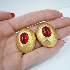 Gorgeous gold tone vintage clip on earrings